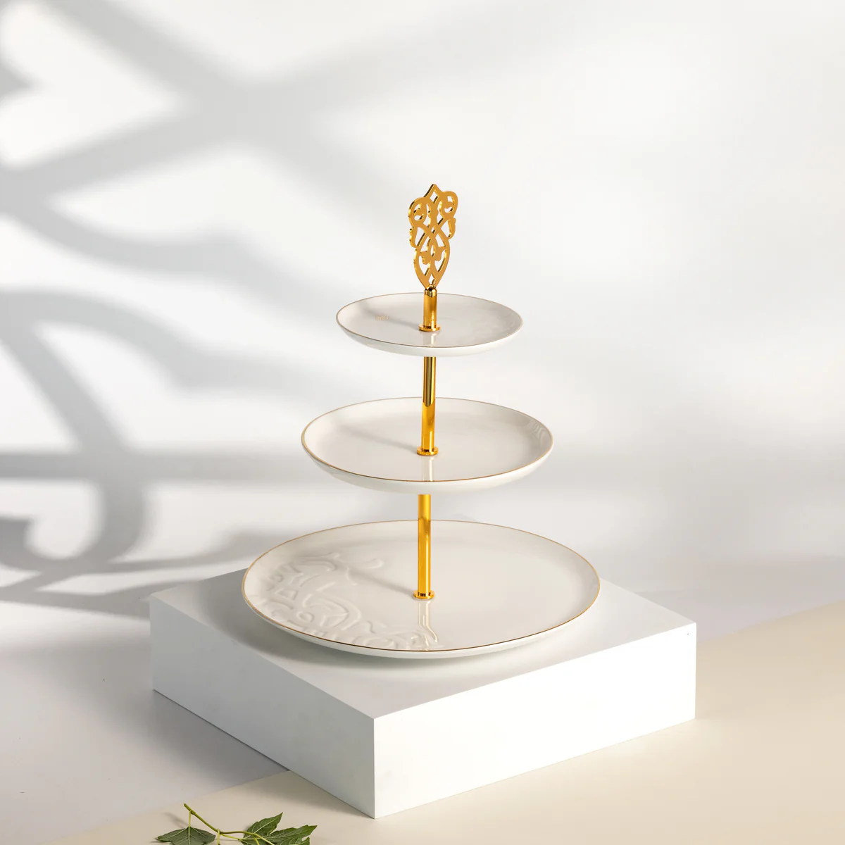 Bandeja De Servir Em Camadas De Aço Inox - Branco e Dourado